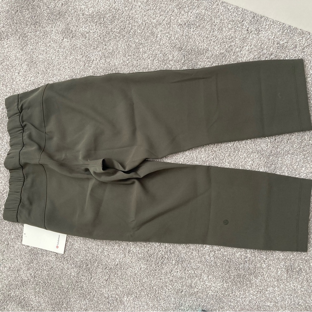 Lululemon on the fly crop woven pants NWT - Picture 4 of 4